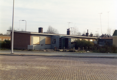 601363 Gezicht op de achterzijdes van enkele dichtgetimmerde huizen aan het Anthonieplein te Utrecht, vanaf de ...